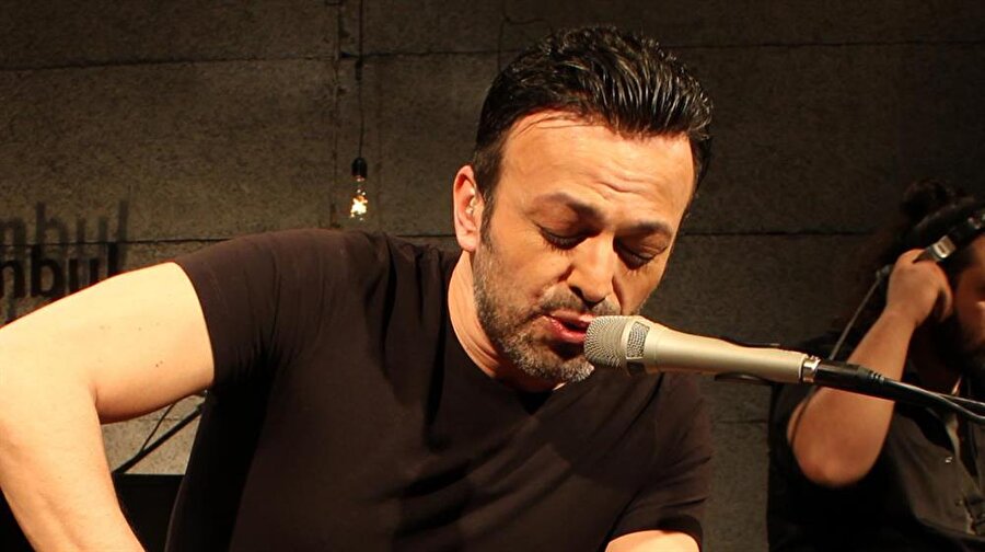 O sözü söylediğine pişman olmuş
Kılıç, daha önce katıldığı bazı yayınlarda müziğe olan ilgisinden bahsetmiş ve "Bir albüm yaparsam suratıma tükürün" şeklinde bir yorumda bulunmuştu. Ünlü oyuncu, bu yorumundan dolayı pişmanlık duyduğunu şu sözler ile itiraf etti: "Daha önce 'bir albüm yaparsam suratıma tükürün' demiştim. Tabii sonra pişman oldum"