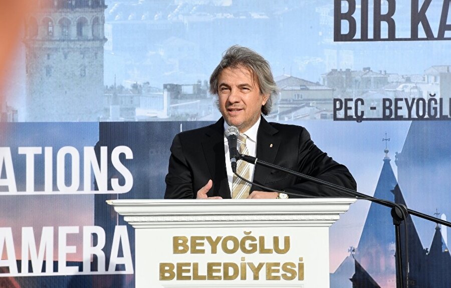 “Bugün kardeşlik anlaşması imzaladık”

                                    Beyoğlu Belediye Başkanı Ahmet Misbah Demircan, “Beyoğlu Belediyesi ile Peç şehrinin bir ilişkisi var. 2010 Avrupa kültür başkenti İstanbul olduktan sonra Peç’in de bu süreçleri vardı. Dolayısıyla birbirimizle yakınlaştık. Ben bir Beyoğlulu, bir Kasımpaşalı olarak, Peç’deki Kasımpaşa Camii’nin önünde çektirdiğim fotoğraftan çok etkilendim. Bugün kardeşlik anlaşması imzaladık. Ve iki şehri tanıtan fotoğraf sergisini de Taksim Meydanı’nda kurduğumuz sergi ünitelerinde ilk defa yapmış olduk. Çok hoş oldu” diye konuştu.
                                