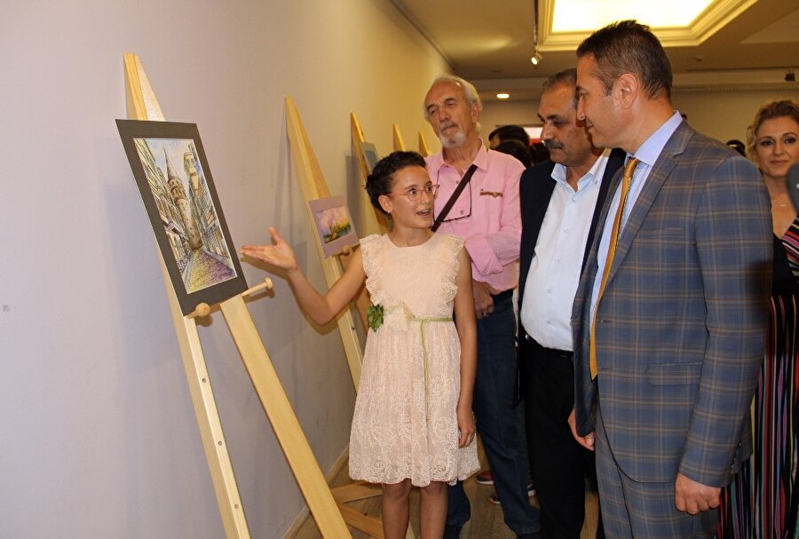 "Sağlıklı bir çocuk yetiştirmek istiyorsanız teknolojik aletlerden uzak tutabilirsiniz"

                                    Rana’nın resim çizmeye olan sevgisini anlatan annesi Şule Kuru ise şunları söyledi:

  
"Rana çok geç konuşan bir çocuktu. Geç konuştuğu için çok hırçın ve agresifti. Özel bir kreşten çok agresif ve sinirli olduğu için atıldı. Hatta söyle bir cevapta aldık. Rana’yı psikologa götürün dediler. O dönem agresifliğini gidermek için ilk yaptım iş Rana’ya boya kalemleri almak oldu. Sonradan fark ettik ki Rana gerçekten çok güzel çiziyor ve gittikçe de sinirliliği, agresifliği geçmeye başlıyor. Sakinleşti hatta övgüler almaya başlayınca kendine olan güveni artmaya başladı. O günden bu yana kalemi elinden bırakmadı. Okul hayatında da çeşitli yarışlara katıldı ve başarılılar aldı. Rana ile ilgili anlatacaklarım bunlar. Asla çocuklarına bilgisayar telefon vermesinler. Resim yapmak çocukları gerçekten mutlu ediyor. Farklı bir dünyaları oluyor ve kendilerine güveni geliyor. Rana resim yaptığında mutlu oluyor. Sağlıklı bir çocuk yetiştirmek istiyorsanız teknolojik aletlerden uzak tutabilirsiniz" ifadelerini kullandı.
                                