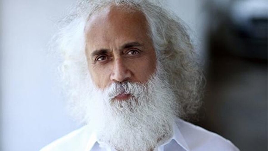 Suavi hakkında
ODTÜ Mimarlık bölümünden mezun olduktan sonra uzun yıllar orkestralarda bateri ve gitar çaldı, solistlik yaptı. Beyaz Güvercin İstanbul Yarışması'nda İki Gözüm İki Çeşme şarkısıyla ikinci oldu. Suavi, 1994 yılında da TRT'de Altın Anten yarışmasında "Yalıçapkını" isimli eseriyle birinci olup Kazakistan Almaata'da 24 ülkenin katıldığı Asya'nın Sesi (Voice Of Asia) yarışmasında Türkiye'yi temsil etmeye hak kazandı. Yarışmada jüri tarafından beş yıldır kimsenin layık görülmediği ve birincinin de üstünde kabul edilebilecek "Grand Prix" ödülünü aldı.1997 yılında Kuşadası Altın Güvercin Müzik Yarışması'nda De Lan şarkısıyla profesyonel kategoride en iyi besteci ve en iyi profesyonel yorumcu seçildi.Nazım Hikmet, Ahmed Arif, Hasan Hüseyin Korkmazgil gibi önemli isimlerin şiirlerini besteledi.