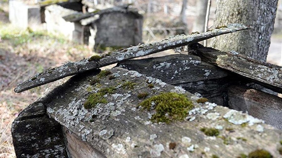 ​​​Tokat'ın Niksar ilçesine bağlı Büyükyurt köyündeki kabristanda bulunan çantı tekniği ile yapılmış ahşap mezarların sırrı henüz çözülemedi. 