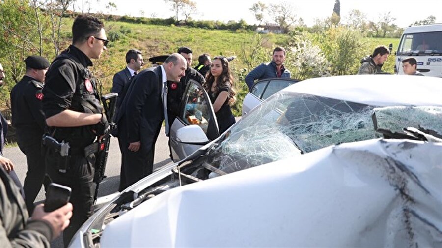 Süleyman Soylu'nun konvoyu önünde trafik kazası
Tekirdağ'daki bir programa katılmak üzere kente gelen İçişleri Bakan Süleyman Soylu'nun konvoyu önünde meydana gelen trafik kazasında 5 kişi yaralandı.