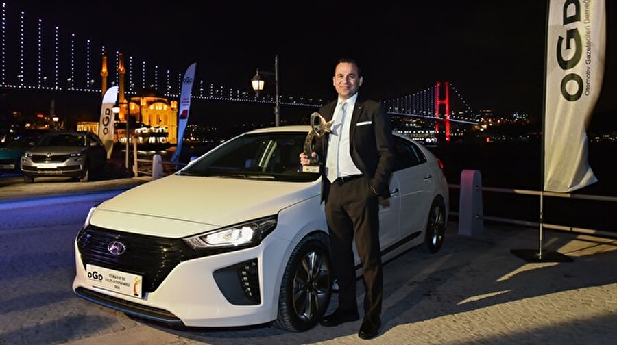 Türkiye'de yılın otomobili Hyundai IONIQ Hybrid oldu
Otomotiv Gazetecileri Derneği (OGD) tarafından bu yıl 3’üncü kez düzenlenen ve tüm aşamaları büyük heyecana sahne olan ''Türkiye’de Yılın Otomobili'' (TYO) yarışmasında birinci Hyundai IONIQ Hybrid seçildi.