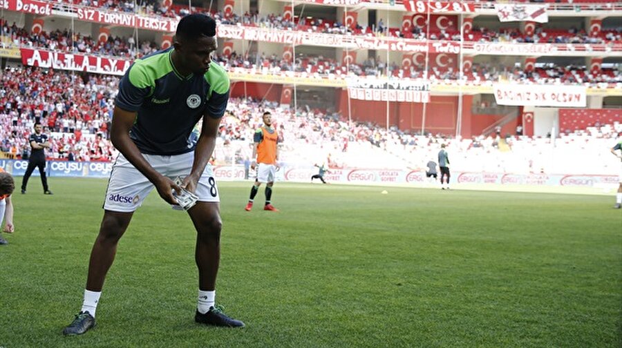 Konyaspor, Eto'o için TFF'ye başvuracak
Konyaspor Kulübü Başkan Yardımcısı Ahmet Baydar, Samuel Eto'o'nun Antalyaspor karşılaşmasında uygunsuz davranışta bulunduğu iddiasına ilişkin, "Antalyasporlu yöneticilerin geçen hafta içinde ortamı germek, tansiyonu yükseltmek için ortaya attıkları sorumsuz, mesnetsiz, belgesiz iftiralarını TFF'ye taşıyoruz" ifadelerini kullandı.