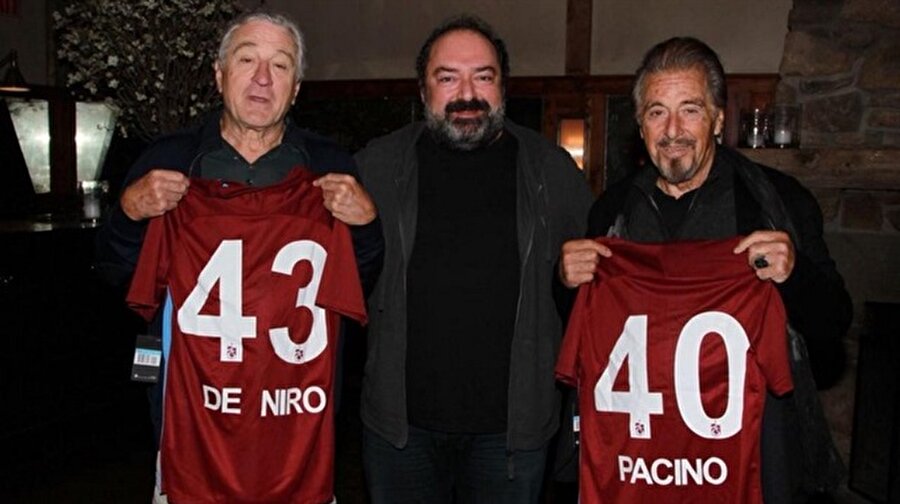 Al Pacino ve Robert De Niro Trabzonsporlu oldu
Trabzonspor’un eski yöneticisi Nevzat Aydın, Holywood’un usta aktörleri Robert De Niro ve Al Pacino ile New York’ta bir restoranda buluştu. Sinemanın efsane isimleri ile yemek yiyen Aydın, arkasında ikiliye arkasında isimlerinin yazılı olduğu formaları hediye etti.