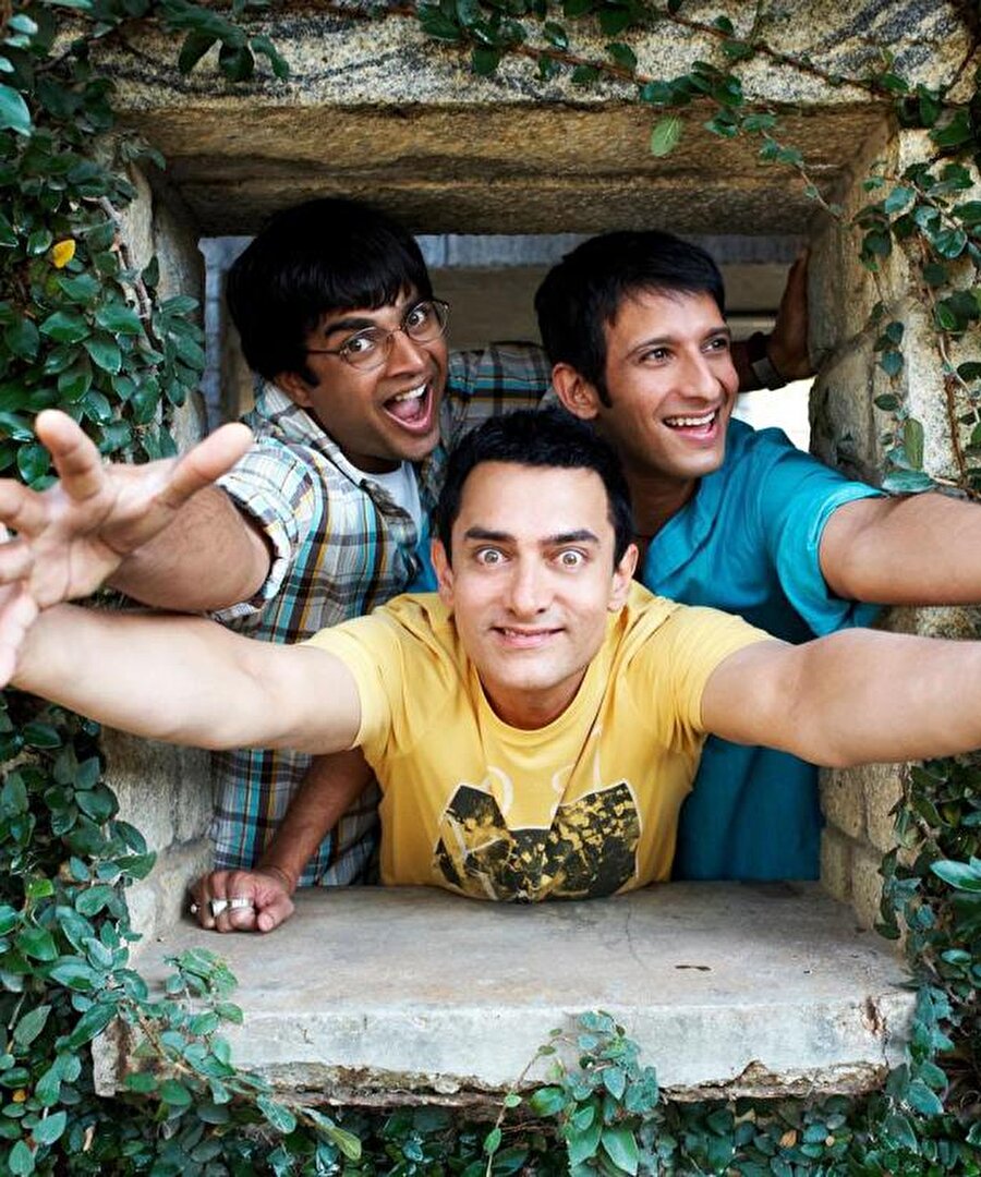 3 Idiots - Five Point Someone
Aamir Khan efsanesinin en değerli filmlerinden biri olan 3 Idıots, Five Point Someone'den uyarlanan bir filmdi. Aforizmaları ve replikleriyle, dünya sinemasının en önemli yapımları arasına girmeyi başarmıştı.