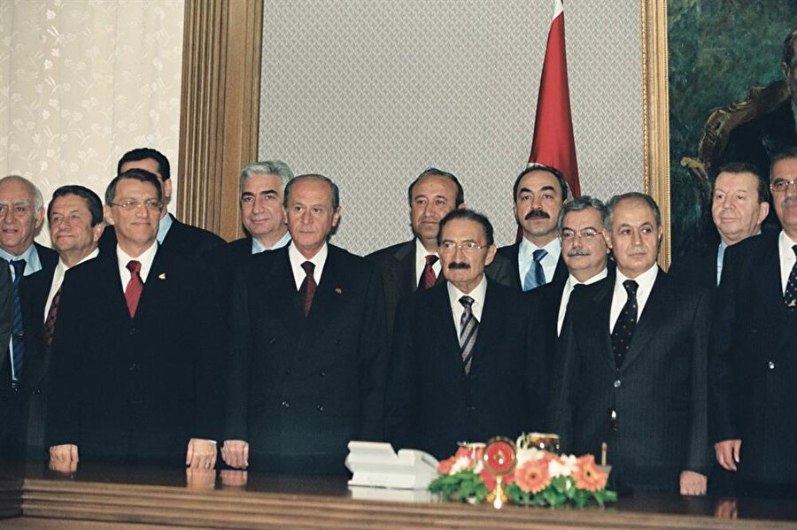 3 Kasım 2002 Seçimleri

                                    
                                    
                                    
                                    
                                    
                                    
                                    Devlet Bahçeli, 1999
seçimlerinde DSP ve ANAP'la kurulan koalisyon hükümetinde Başbakan Yardımcısı
olarak görev aldı. Ahmet Necdet Sezer'in, Bülent
Ecevit'e anayasa kitapçığı fırlatması 2001 ekonomik krizi ve Ecevit'in artan
sağlık sorunları koalisyon için sonun başlangıcını hazırladı. 
                                
                                
                                
                                
                                
                                
                                