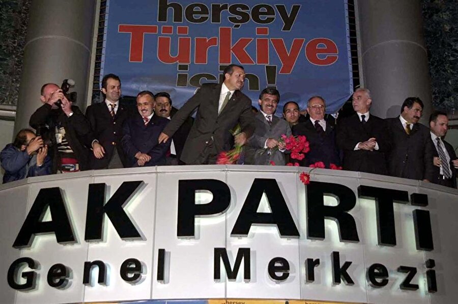 
                                    
                                    
                                    
                                    
                                    
                                    
                                    Bu gelişmeler sırasında koalisyon hükümetinin ikinci büyük ortağı MHP Genel Başkanı Devlet Bahçeli, 7 Temmuz 2002 günü, partisinin Bursa'nın Keles ilçesinde düzenlediği 11. Kocayayla Türkmen Kurultayı'nda yaptığı açıklamada 3 Kasım 2002 tarihinde erken seçim yapılmasını istedi. 3 Kasım 2002'de yapılmasına karar verilen seçim ile Türkiye'nin AK Partili yılları da başladı.  
                                
                                
                                
                                
                                
                                
                                