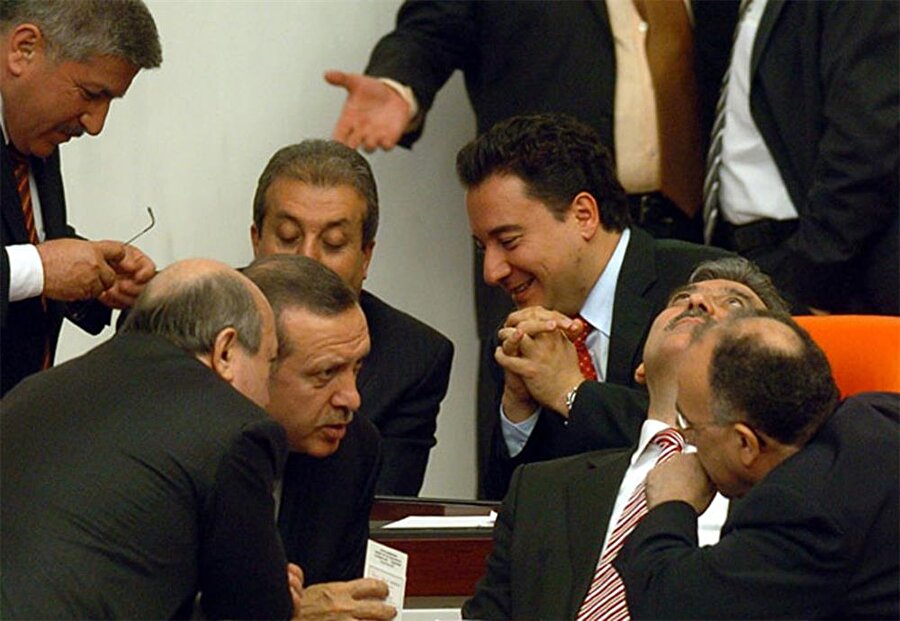 2007'de 367 krizini deldi, Abdullah Gül Cumhurbaşkanı oldu

                                    
                                    
                                    
                                    
                                    
                                    
                                    Anayasa Mahkemesi
cumhurbaşkanlığı seçiminin ilk turunda Genel Kurul'da 367 milletvekilinin
bulunması gerektiği yönündeki kararı sonrası Köşk seçimi yapılamayınca genel
seçime gidildi. 
                                
                                
                                
                                
                                
                                
                                