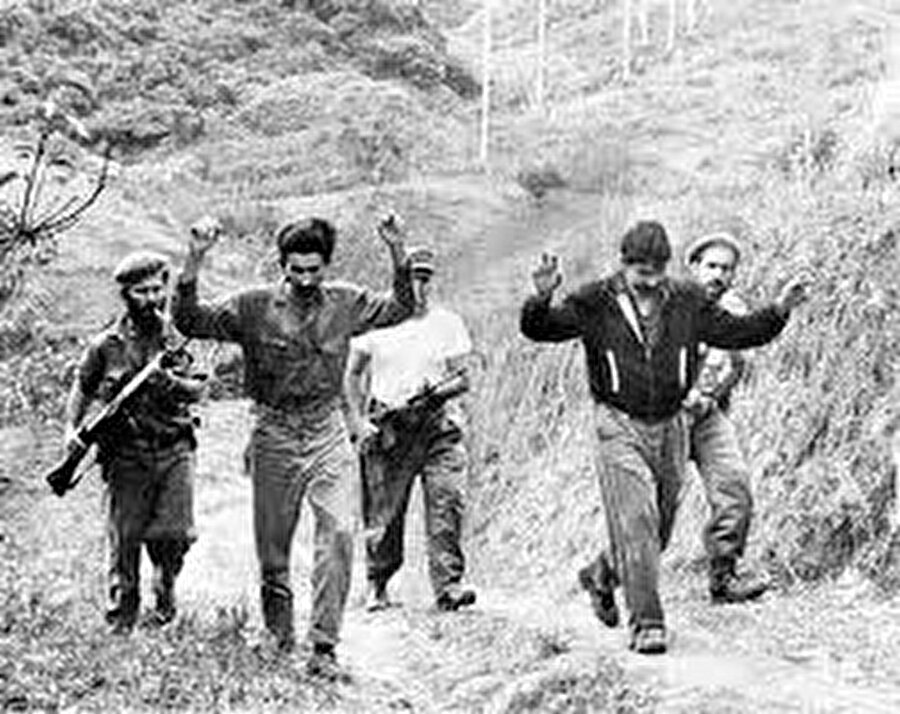 Dönemin ABD başkanı Kennedy’nin çıkarma planını onaylaması ile eğitime tabi tutulan 1300 Kübalı, Küba’nın güney sahilindeki Domuzlar Körfezine 15 Nisan 1961 tarihinde öncelikle sahte veya tuzak denilebilecek bir saldırı yaptı.

                                    
                                