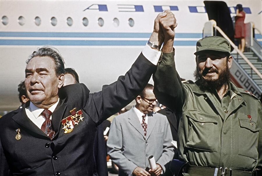 Çıkarma krizinin ardından Sovyetler Birliği ile Küba arasında yakınlaşma sağlandı.

                                    
                                
