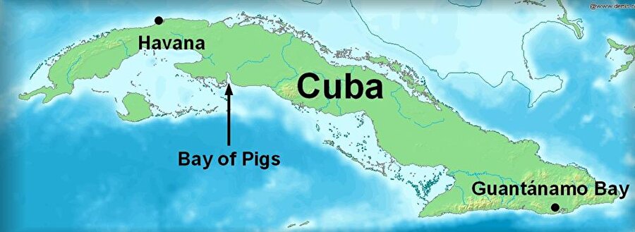 Hoparlörlü tuzak tekneleriyle ateş ediliyormuş izlenimi verildi.17 Nisan gecesinde ise asıl çıkartma başladı. Amerikan silahları çıkarma yapan Kübalıların niyeti Küba’nın Havana kentinde bir kargaşa çıkartıp bu kargaşa esnasında Castro’nun suikasta kurban gitmesiydi. 

                                    
                                