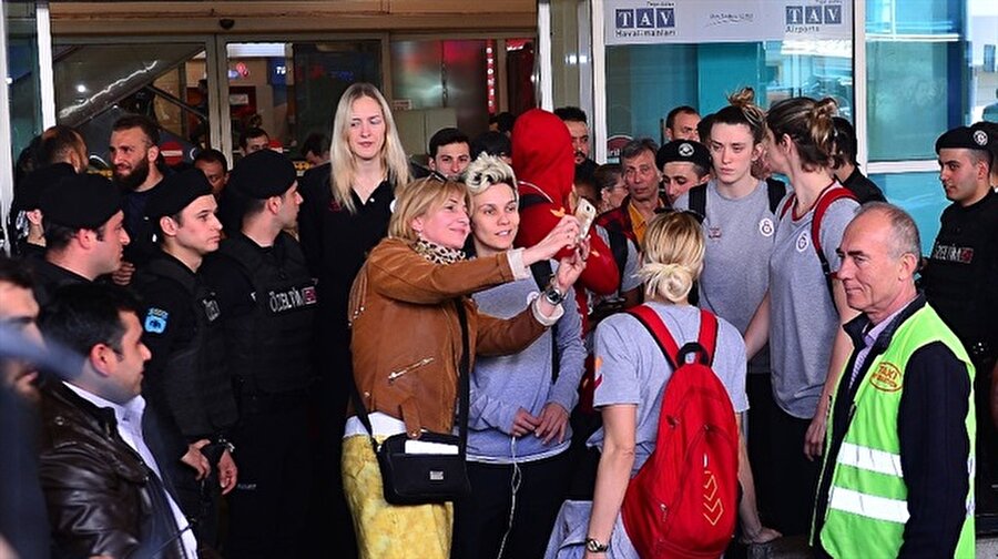 Avrupa Fatihi yurda döndü
Galatasaray Kulübü Başkanı Mustafa Cengiz ve bazı yöneticilerin yer aldığı sarı-kırmızılı kafileyi, Atatürk Havalimanı'nda bir grup taraftar karşıladı.Taraftarlar, tezahüratlarla oyuncular ile teknik heyete sevgi gösterisinde bulundu.Galatasaray Kadın Basketbol Takımı Başantrenörü Marina Maljkovic, burada basın mensuplarına yaptığı açıklamada, önemli bir başarı elde ettiklerini dile getirdi.