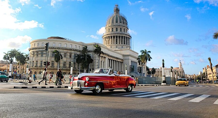 Küba'nın ekonomik yapısı

                                    Küba ekonomisi sosyalist ilkelere dayanan devlet kontrollünde planlı bir ekonomidir. Son yıllarda özel sektör yatırımları artmakla beraber üretim araçlarının büyük bir kısmı devlet tarafından işletilmektedir.  
                                