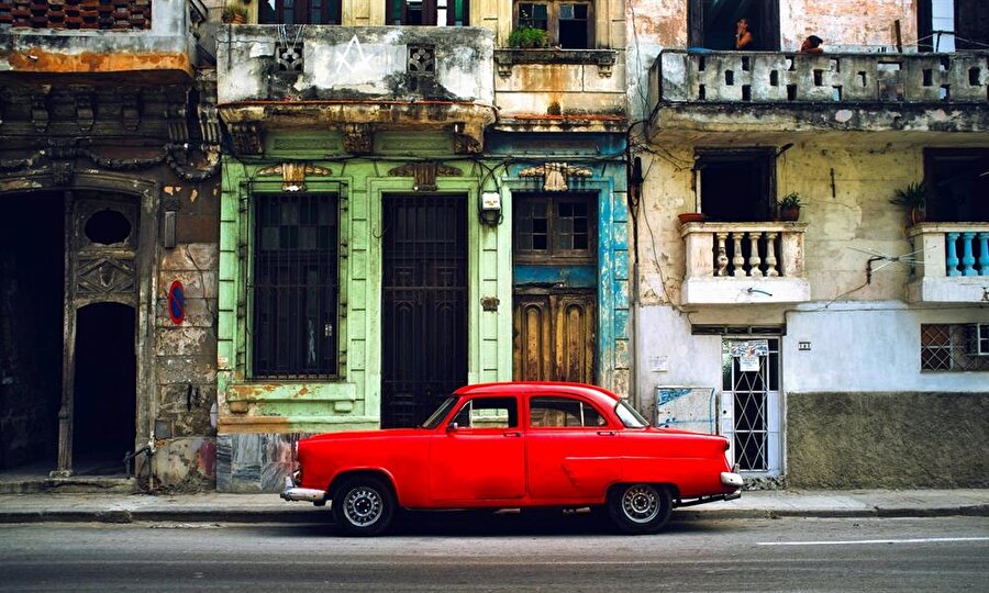 İnsanlar Turizm sektörüne kaymak istiyor

                                    Başkent Havana’da evlerini kiraya veren yerlilerin günlük kazançları bir aylık maaşlarından fazla olduğu için çoğu insan turizm sektörüne akın ediyor. Her sene Küba’ya 3 buçuk milyon turist geldiği biliniyor. Başkentte 1 gece konaklamanın kahvaltı dahil fiyatı ortalama 25 euro.
                                