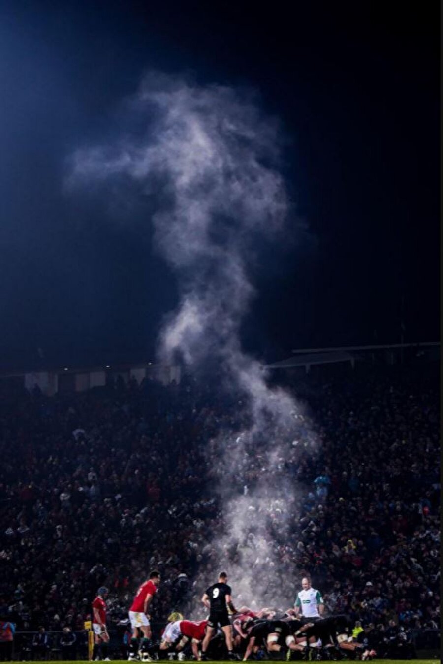 Yeni Zelanda'da oynanan rugby maçında futbolcuların vücut ısıları gökyüzüne yükselen bu dumanın tek sebebi…
