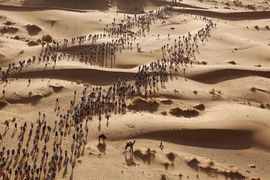 Sahra Çölü'nde gerçekleştirilen Des Sables Maratonu sırasında çekilen harika bir kare...