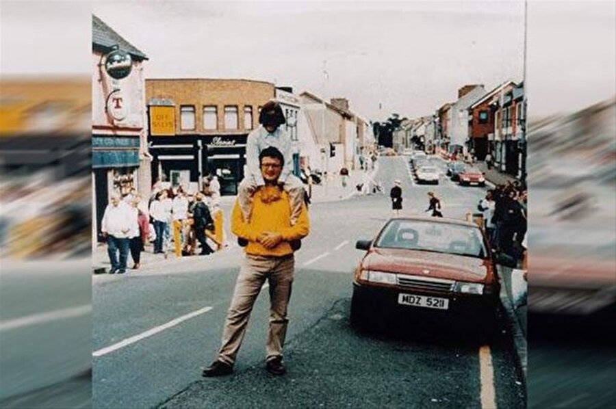 6
Fotoğraf 1988 yılında Kuzey İrlanda’da çekilmiştir. Fotoğrafta bir baba ve omuzlarında çocuğu bulunmakta, yanda park edilmiş halde duran kırmızı araç ise terör saldırısı için hazırlanmış bomba yüklü bir araç. Fotoğrafın çekilmesinden kısa bir süre sonra bomba infilak etmiş, baba ve çocuğu yaralı kurtulmuş ancak fotoğrafı çeken kişi ile beraber 28 kişi hayatını kaybetmiştir.