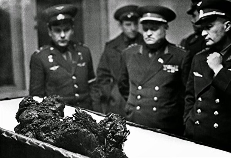 10
Gördüğünüz siyah nesne, 1967 yılında yaşanan bir uzay kazasında hayatını kaybeden Rus astronotu Vladimir Komorov’un cesedi.