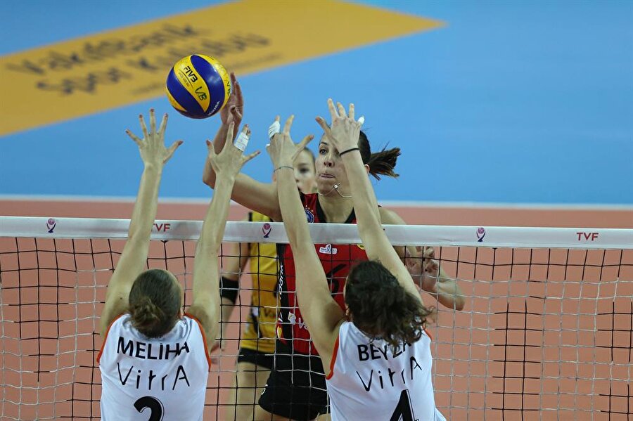 Eczacıbaşı VitrA ile VakıfBank'ı şampiyonluk için bir kez daha karşılaşıyor