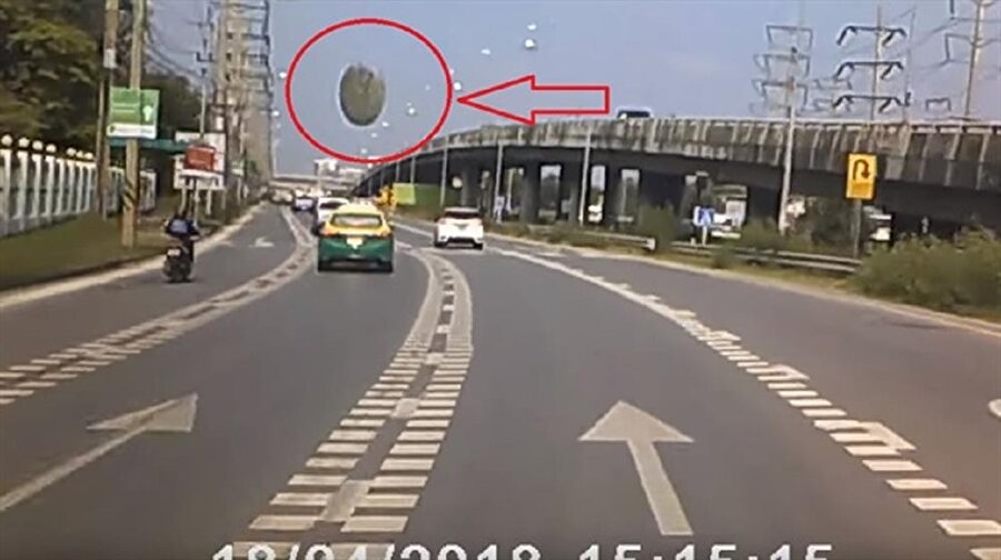 ​Tayland'da gökten düşen garip cisim UFO söylentisine neden oldu 