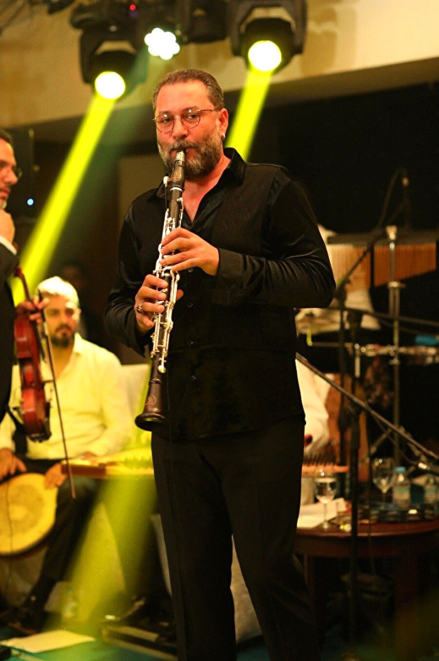 Çökmüş hali gözlerden kaçmadı
Şenlendirici'yi sahnede gören seyirci, ünlü müzisyenin çökmüş hali karşısında şaşırdı. Saçlarının beyazladığı ve kilo olduğu görülen Şenlendirici, Şevval Sam'a konserinde eşlik etti.