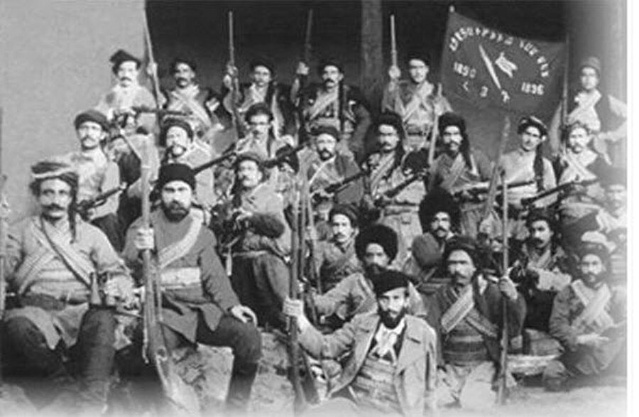 Haziran 1890 Erzurum İsyanı

                                    
                                    
                                    
                                    
                                    
                                    
                                    
                                    
                                    Erzurum’daki isyanın programı İstanbul’da yapılmıştır. Rusya’daki Ermenilerden bir grup Türkiye’ye silâh sokarak bölgedeki komitacılara veriyorlardı. Bunu haber alan güvenlik kuvvetleri gerekli tedbirleri almışlar ve Erzurum piskoposluğunda da arama yapmışlardır. Harekete geçmek için bahane arayan Hınçak ve Taşnak militanları 'kilisemiz basıldı'  diyerek Haziran 1890’da isyanı başlattılar. 1890 Erzurum isyanı, ondan sonra muhtelif yerlerde devam eden ve Avrupa’nın dikkatini Türkiye ve Ermeni meselesine çekmeye çalışan hareketlerin başıdır denilebilir. Çünkü, olay Avrupa’ya Ermenilerin katliamı şeklinde intikal etti. Avrupa bunu katliam olarak kabullendi ve devam edecek olan Ermeni ayaklanmalarıyla ilgili katliam ithamlarının birincisi literatüre girmiş oldu. Bu isyanın tertipçileri cezalandırılamadığı için daha sonraki isyancılara ümit vermiştir. 
                                
                                
                                
                                
                                
                                
                                
                                
                                