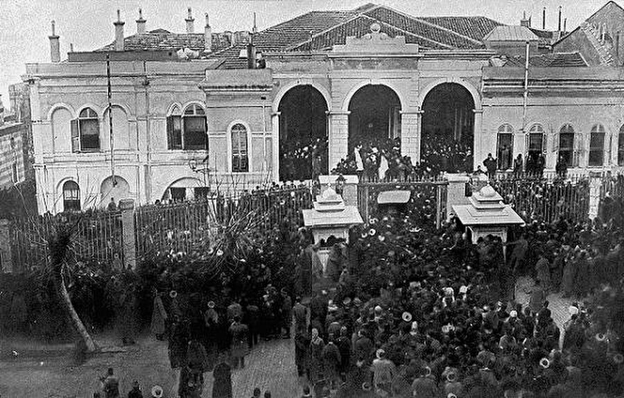 1895 Bâbıâli Olayı

                                    
                                    
                                    
                                    
                                    
                                    
                                    
                                    
                                    
                                    1895 yılında Hınçak komitesi tarafından düzenlenmiştir. Yaklaşık 5.000
Ermeni Bâbıâli’ye yürümüştür.
Ermeniler silâhlı ve kararlı idiler.Bâb-ı Âlî’yi basacaklar, bu suretle
büyük bir hâdise çıkarıp Avrupa’nın dikkatini Ermeni Meselesi üzerine çekerek,
müdâhalesini davet edeceklerdi.
                                
                                
                                
                                
                                
                                
                                
                                
                                
                                