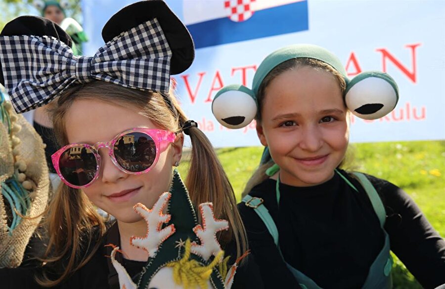 
                                    Edirne'deki kutlamalara katılan çocuklar, birbirinden farklı kostümler ile eğlenceli dakikalar yaşadı.
                                