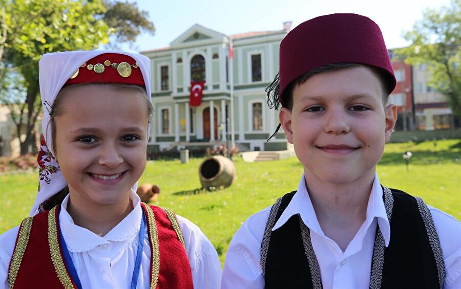 
                                    Balkanlar'dan gelen çocuklar bayram coşkusunu Edirne'de yaşadı. Bosna Hersek'ten gelen öğrenciler Edirne'deki kutlamalara katıldı.
                                