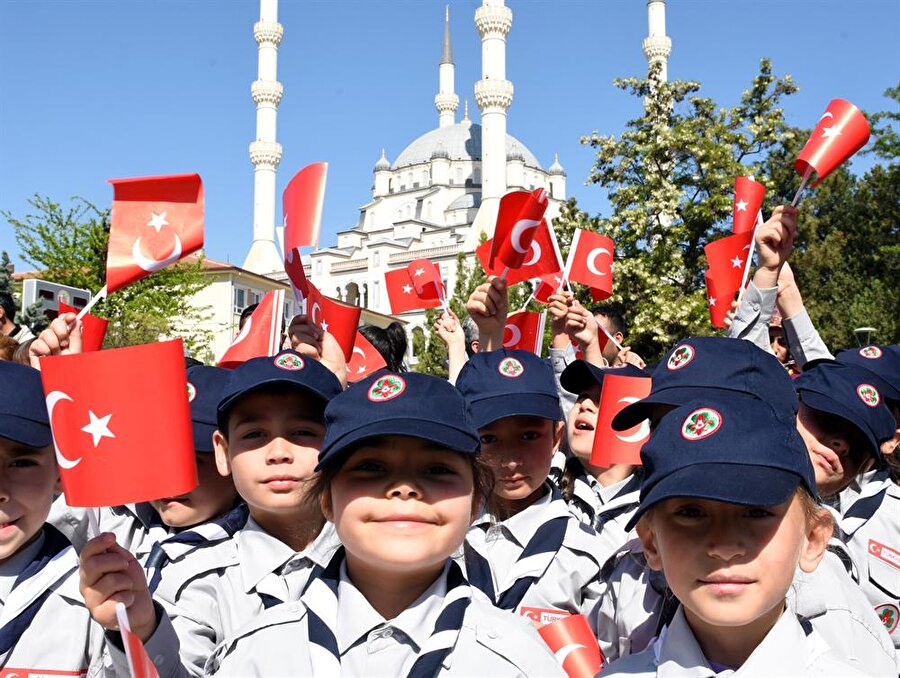 
                                    Kırıkkale'de ise çocuklar, giydikleri kıyafetler ile şehir meydanında dolaştı. Ellerinde Türk bayrakları olan çocuklar, hep bir ağızdan söyledikleri sözler ile 23 Nisan coşkusuna ortak oldular.
                                