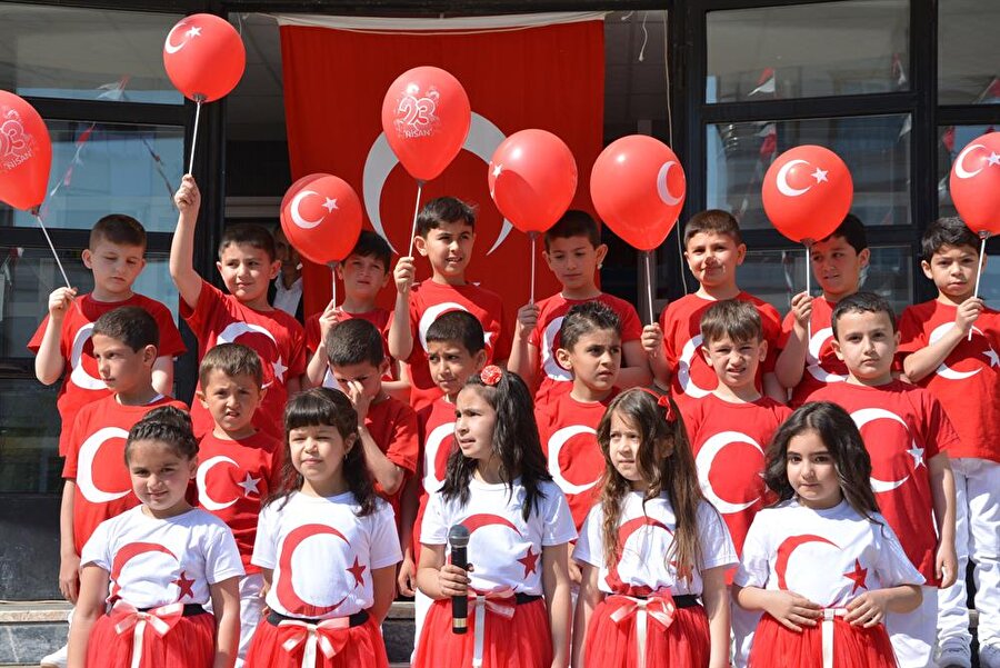 
                                    Kırşehir'de, 23 Nisan Ulusal Egemenlik ve Çocuk Bayramı nedeniyle tören düzenlendi. Merkez Hüsnü Özyeğin İlkokulu'nda düzenlenen töreni öğrenciler sundu. Öğrencilerin sunduğu törende şiirler okundu, oyun ve tiyatro gösterileri yapıldı.
                                