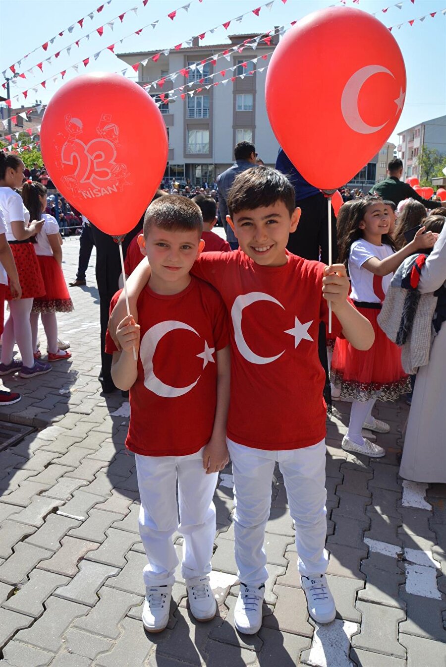 
                                    Kırşehir'de düzenlenen etkinliklerde, Türk bayraklı tişörtlerini giyen öğrenciler hem mutluluk hem de gurur duygusunu yaşadılar.
                                