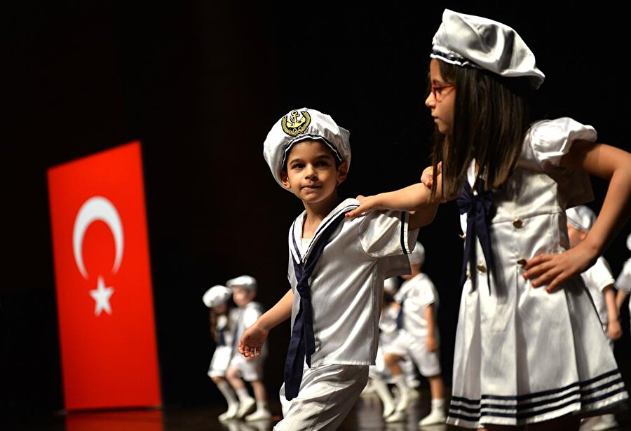 
                                    Mersin'de 23 Nisan Ulusal Egemenlik ve Çocuk Bayramı dolayısıyla merkez Yenişehir ilçesindeki Atatürk Kültür Merkezi'nde tören düzenlendi.
                                