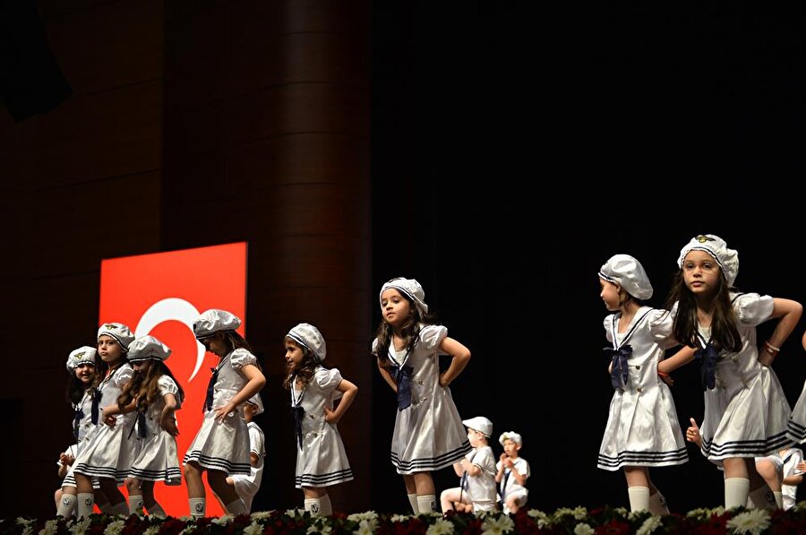 
                                    Denizci kıyafeti giyen öğrenciler, yaptıkları dans gösterisi ile izleyicilerin beğenisini topladı.
                                