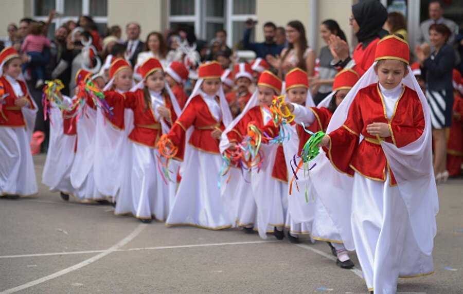 
                                    Sinop'ta düzenlenen etkinliklerde öğrenciler, folklor gösterilerinde bulundular. 
                                