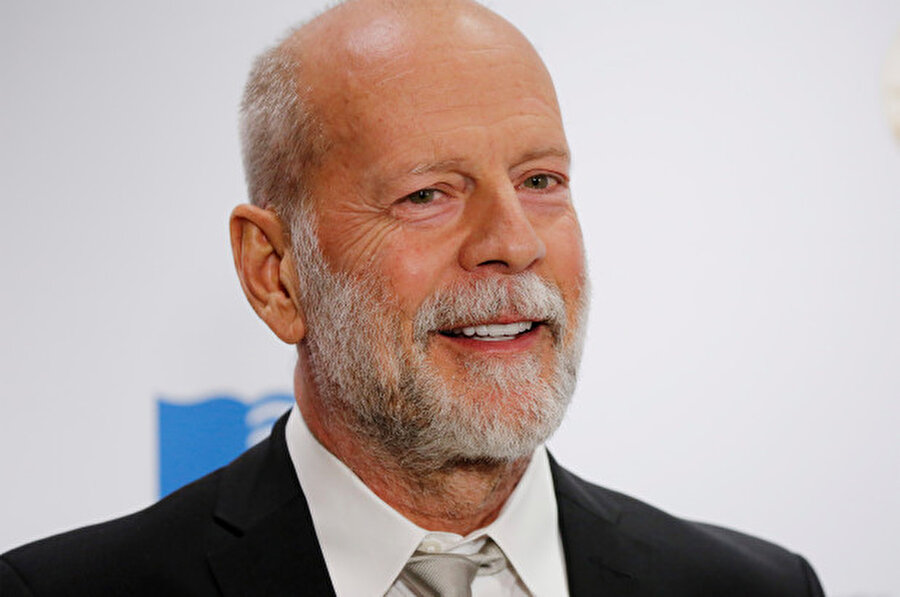 Reddettiği Die Hard filminin başrol mevkisi için “Bruce Willis’e kariyer armağan ettim.” demiştir.

                                    
                                    
                                    
                                
                                
                                