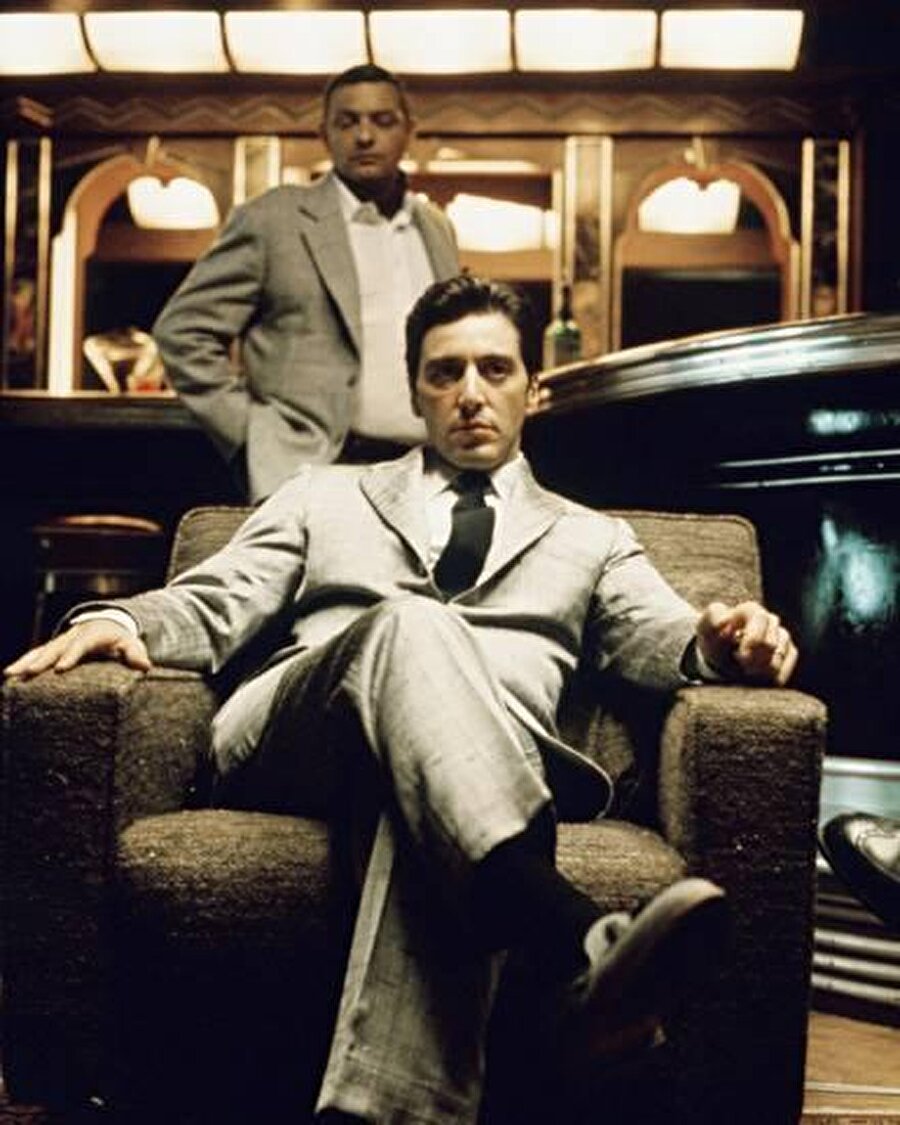 The Godfather serisinin III filminde rol almak için yüksek bir meblağ talep etmiştir. Buna itiraz eden Francis Ford Coppola, ona senaryoyu yeniden yazacağını ve filmin “Michael’ın defni ile başlayacağını” söyleyince, Pacino teklifini geri çekmiştir.

                                    
                                    
                                    
                                
                                
                                
