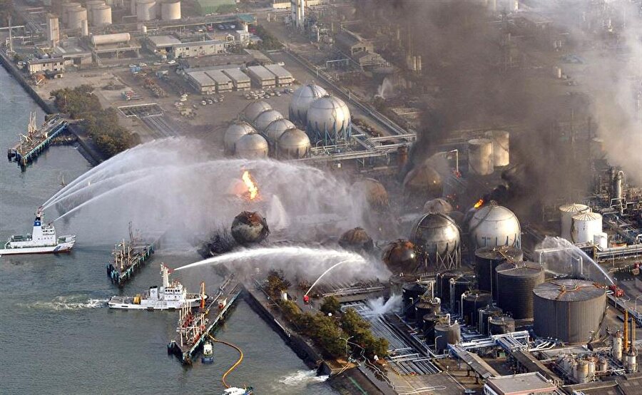 Fukuşima I Nükleer Santrali Felaketi nedir?

                                    Fukuşima I Nükleer Santrali kazaları 9.0 büyüklüğündeki 11 Mart günü olan 2011 Tōhoku depremi ve tsunamisi sonrasında meydana geldi. Honşu adası açıklarında meydana gelen bu deprem, Japonya'da büyük bir tsunamiye yol açtı. Tsunami nükleer santraldeki üç etkin reaktörün kapatılmasına sebep oldu. Santralde Tokyo Elektrik Güç Şirketi (TEPCO) tarafından işletilen altı tane kaynayan su reaktörü bulunmaktadır. Tsunami elektrik şebekesine zarar verdi ve santralin jeneratörlerini su bastı, bu da santralde bir elektrik kesintisine neden oldu. Bunu takip eden soğutma eksikliği santralde kısmi erime ve patlamalara neden oldu, altı reaktörün tamamında ve merkezi kullanılmış yakıt tankında sorunlar meydana geldi. Deprem meydana geldiğinde 4, 5 ve 6 numaralı reaktörler yapılması planlanan bakımlar nedeniyle kullanılmamaktaydı. Diğer reaktörler depremden sonra otomatik olarak kapatıldı ve acil durum jeneratörleri reaktörleri soğutmak için su pompalarını çalıştırdı. Santralin 5.7 metrelik bir tsunamiye dayanabilecek önlem amaçlı bir duvarı vardı; fakat depremden 15 dakika sonra santral 14 metrelik bir tsunamiye maruz kaldı ve duvarın herhangi bir koruyucu etkisi olmadı. Tesisin elektrik şebekesiyle olan bağlantısı ciddi hasar aldı. Aşağıda bulunan jeneratörler de dahil olmak üzere tüm santral sular altında kaldı. Bunun sonucu olarak jeneratörler devre dışı kaldı ve santraldeki nükleer yakıt radyoaktivitenin bir etkisi olarak aşırı ısınmaya başladı. Tsunami nedeniyle meydana gelen su baskınları başka bölgelerden yardım gelmesini zorlaştırdı. Kısa sürede 1, 2 ve 3 numaralı reaktörlerde kısmi erimenin kanıtları ortaya çıktı; hidrojen patlamaları sonucu 1, 3 ve 4 numaralı reaktörleri barındıran binaların tepe kısımları havaya uçtu; 2 numaralı reaktörün içindekiler bir patlama sonucu zarar gördü ve 4 numaralı reaktörde yangınlar meydana geldi. Bunun yanı sıra, 1-4 numaralı reaktörlerde saklanan kullanılmış yakıt tanklarındaki su seviyesinin düşmesi sonucu tanklarda aşırı ısınma meydana geldi. Radyasyon sızıntısından kaynaklanan korkular santralin etrafındaki 20 km çapındaki alanın tahliye edilmesine sebep oldu, bu sırada 170 ile 200 bin kişi tahliye edildi. Santraldeki işçiler aşırı radyasyona maruz kaldı. 11 Nisan 2011 günü Japonya Nükleer Güvenlik Kurumu, Fukuşima Daiçi nükleer santralindeki nükleer sızıntının tehlike derecesini Radyolojik Durum Ölçeği'ne göre 7'ye yani Çernobil reaktör kazasıyla aynı seviyeye çıkarmıştır. Felaket düzeyini en üst seviyeye çıkarma konusundaki nihai kararın ise uluslararası uzmanlardan oluşan bir ekip tarafından daha sonra verilebileceğini açıklandı.
                                