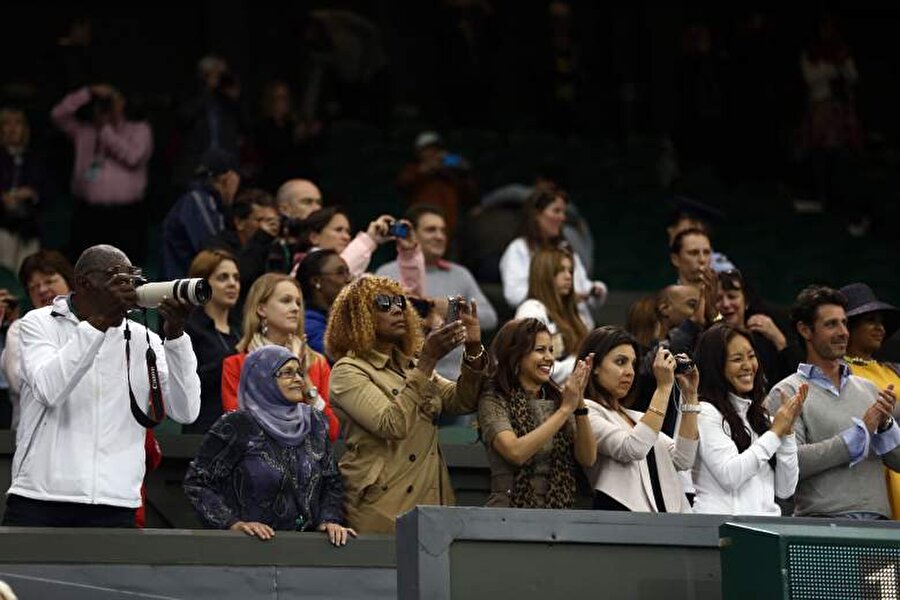 Sekiz üvey kardeşleri var

                                    Venüs Williams 17 Haziran 1980'de dünyaya geldi. Serena Williams ise 26 Eylül 1981'de gözlerini dünyaya açtı. İki başarılı sporcunun anneleri Oracene Price ve babaları Richard Williams'tır... Çiftin önceki evliliklerinden de çocukları bulunuyordu. 1979'da evlenen çift, 2002'de yollarını ayırdı. Richard Williams, 2010 yılında yeniden evlendi ve 2012 senesinde küçük oğlu dünyaya geldi. Kısacası iki ünlü sporcunun sekiz üvey kardeşi bulunuyor.
                                