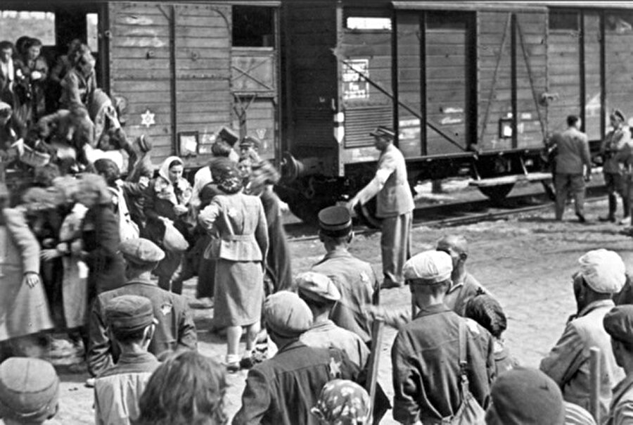 300.000 Kırım Türk'ü techir edildi

                                    
                                    
                                    
                                    18 Mayıs 1944 tarihinde tüm Kırım Tatar halkı, SSCB’nin Devlet Başkanı Josef Stalin’in emriyle zorunlu olarak Kırım’dan Orta Asya’nın, Ural Dağlarının ve Sibirya’nın uzak bölgelerine sürgün edildi. Kırımoğlu’nun ailesi de Özbekistan’a sürgün edildi.
                                
                                
                                
                                