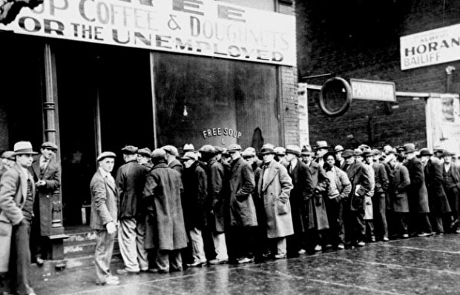 Kara Perşembe

                                    New York Borsası 1928 yılının başından 1929 yılı Ekim ayının başına kadar olan süreçte gittikçe yükseliyor ve yüksek fiyat/kazanç oranı getiriyordu. Ancak 3 Ekim 1929 tarihine gelindiğinde, yukarıda sayılan sebepler doğrultusunda borsanın ilerlemesi durmuş hatta birkaç büyük holdingin hisse senetleri düşmüştü. Bu düşüş 21 Ekim günü yabancı yatırımcıların kâğıtlarını ellerinden çıkarmalarıyla hızlandı ve “Kara Perşembe” olarak anılan 24 Ekim 1929 Perşembe günü borsa dibe vurdu. 1929 yılının fiyatlarıyla 4.2 milyar dolar yok oldu. 29 Ekim 1929 gününün fiyatlarına bakıldığında bir yıl öncesinin karının bile sıfırlandığı görülüyor. Bu süreçte 4.000 kadar banka batmış, binlerce insanın mal varlığı yok olmuştur.
                                