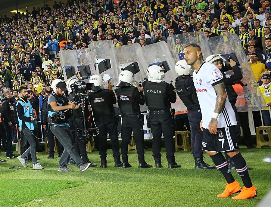 Quaresma polis nezaretinde korner kullanıyor.