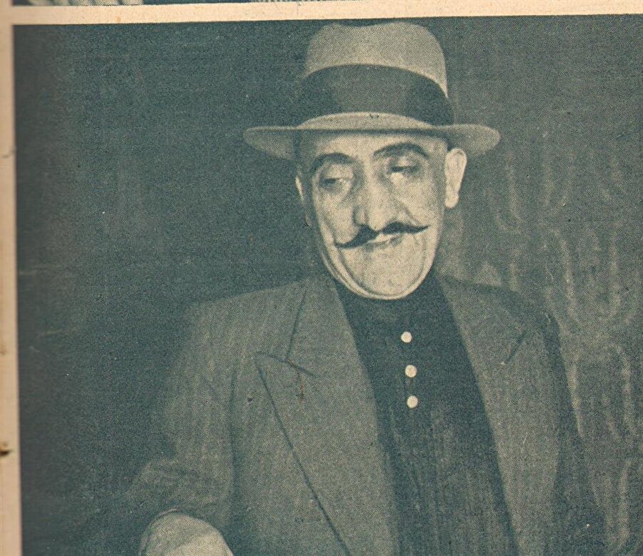 1886 yılında İstanbul'da dünyaya gelir. Doktor olan anne ve babası, oğullarının da bir veteriner olmasını ister ve onu Baytar Mektebi'ne yazdırır. Fakat o, anne ve babası gibi düşünmemektedir. Nitekim daha sonra babası da oğlunu Muzika-i Humayun'a yazdırır. Buradan mezun olan Özcan'ın oyunculuk hayatı, Abdürrezzak Efendi'nin yanında başlar.