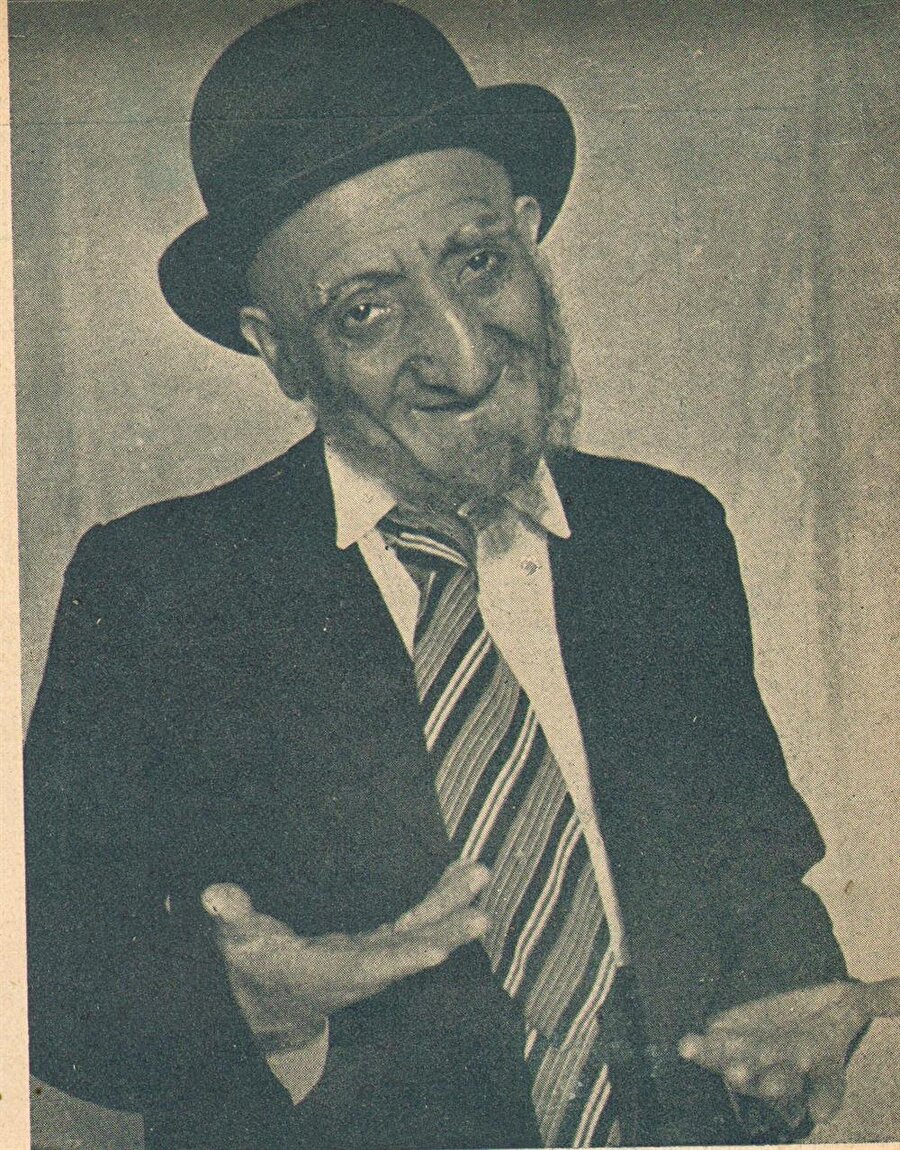 Meşruiyetin ilanından sonra kendi tiyatrosunu oluşturmaya başladı. Yer aldığı ekiplerde çeşitli kumpanyalara çıktı. 1910 ve 1911 yıllarında Kel Hasan'ın Tuluat Topluluğu'na katıldı. Fakat onu tiyatro'da zirve yapan Saray Topluluğunda gösterdiği performansı ve isminin kısa zamanda "Sultan Hamid'i güldüren adam" olarak lanse edilmesi olur.