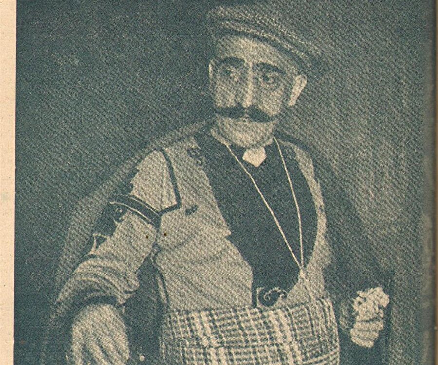 Komik-i Şehir Naşit Bey nasıl oldu?
O artık tiyatronun değeri eksiltilemez bir yıldızıydı. Bunun farkında olan hocası Komik Abdullah Efendi, bir gün gelir ve öğrencisine molla kuşağını-takkesini takar. Bu şu anlama geliyordu: Komik-i Şehir Naşit Bey.