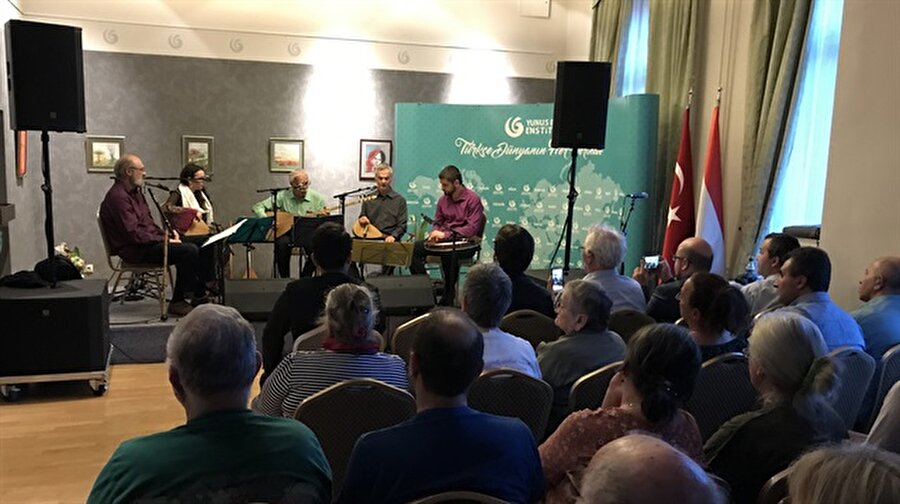 ''Tuna'dan Karadeniz'e''
''Tuna'dan Karadeniz'e'' isimli anma programında, bağlama sanatçısı Mansur Bildik ve Fas kökenli Macar sanatçı Guessous Majda Maria, Ertaş'ın eserlerini seslendirdi.
Mansur Bildik, konser öncesi yaptığı konuşmada, Anadolu'da Yunus Emre gibi binlerce sanatçının çok değerli eserler ürettiğini söyledi.
