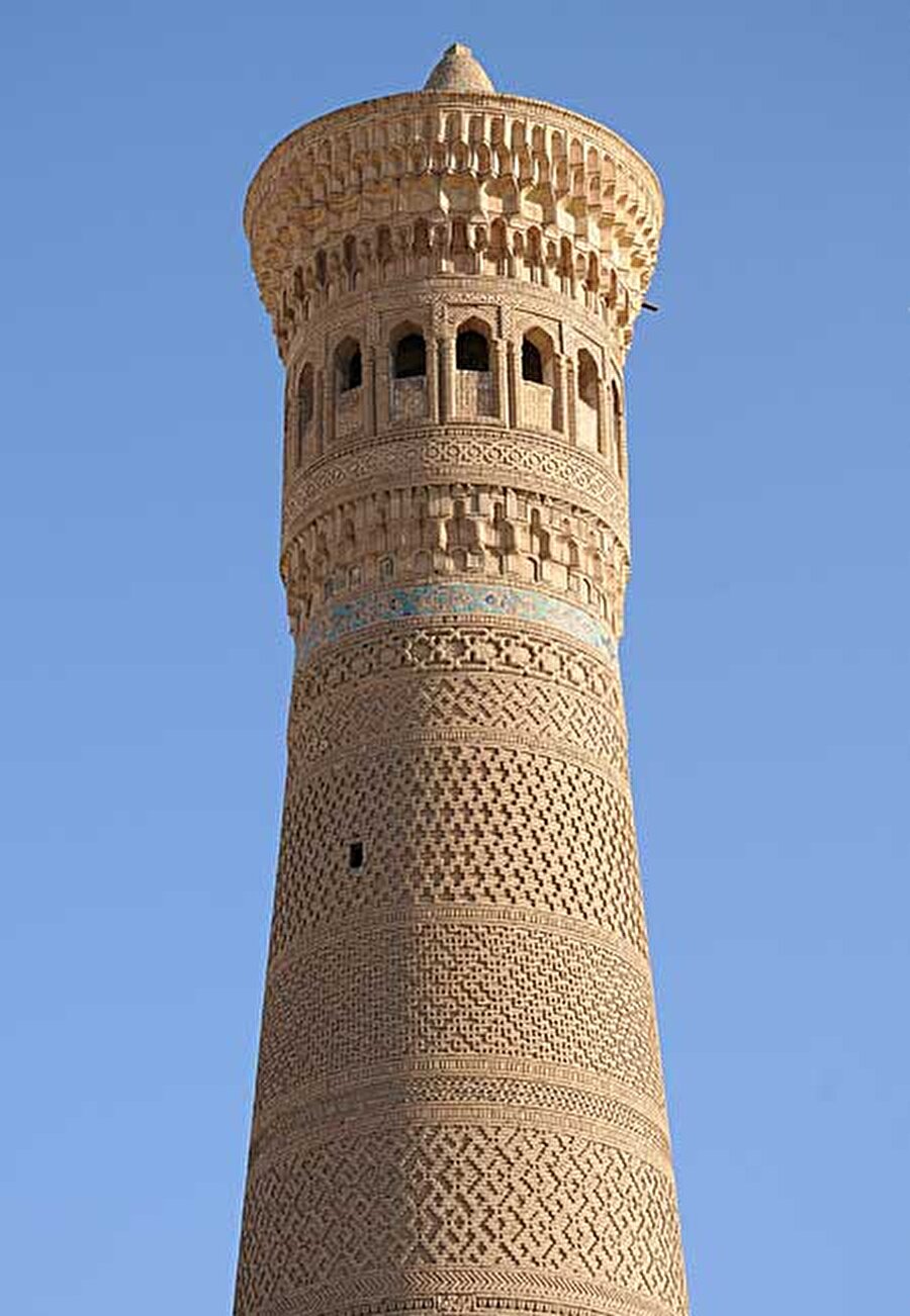 Mukarneslerle süslenmiştir
Ezan sesinin duyulabilmesi için, üst bölümde minare çevresine sivri  kemerli 16 açıklık bırakılarak bu ihtiyaç karşılamıştır. Bu kısmın üstü de  mukarneslerle süslenmiştir.