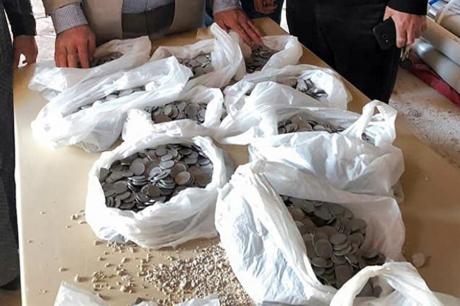 Tarihi konağın kapı kirişinde 6 bin madeni para