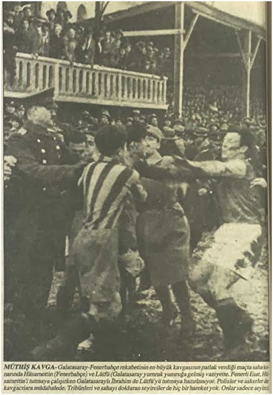 Fenerbahçe-Galatasaray / 23 Şubat 1934
Fenerbahçe ile Galatasaray ilk kez 1909 yılında karşı karşıya geldi. Bu maçın ardından ezeli rekabet start aldı. İki takım şampiyonluk yarışında sık sık karşıya geldi ve rekabet bu şekilde şimdiki halini aldı.
Takvimler 23 Şubat 1934’ü gösteriyordu; iki ekip Taksim Stadı’nda karşı karşıya geldi. Gerilim henüz dördüncü dakikada başladı. Futbolcular arasındaki sözlü atışmalar dakikalar ilerledikçe fiziksel saldırılara dönüştü. 60. dakikada ise saha adeta savaş alanı gibiydi. Kavga eden futbolcuların arasına tribünden inen taraftarlar da inince karşılaşma tatil edildi. Mücadelenin ardından Fenerbahçeli kaleci Hüsamettin futboldan ömür boyu men edildi. Fenerbahçeli Fikret ile Galatasaraylı Tevfik altışar aylık men cezası aldı. Olaylı maç nedinyle toplam on yedi sporcu ceza aldı.